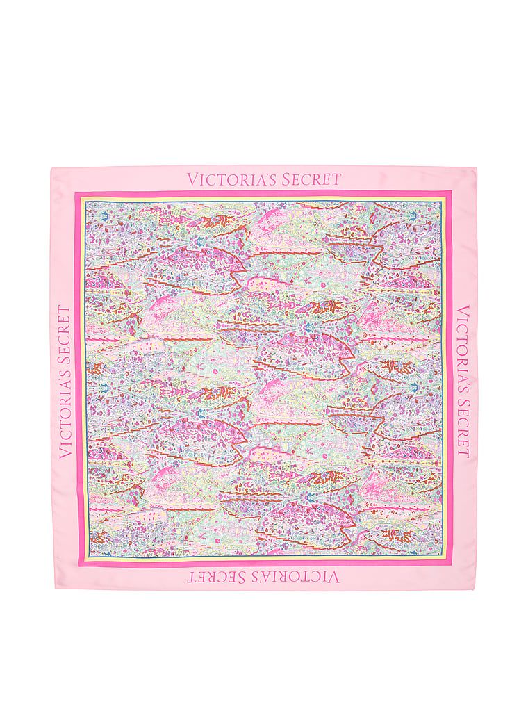 Șal din satin. Produsul este modelat și provine din colecția Victoria's Secret.