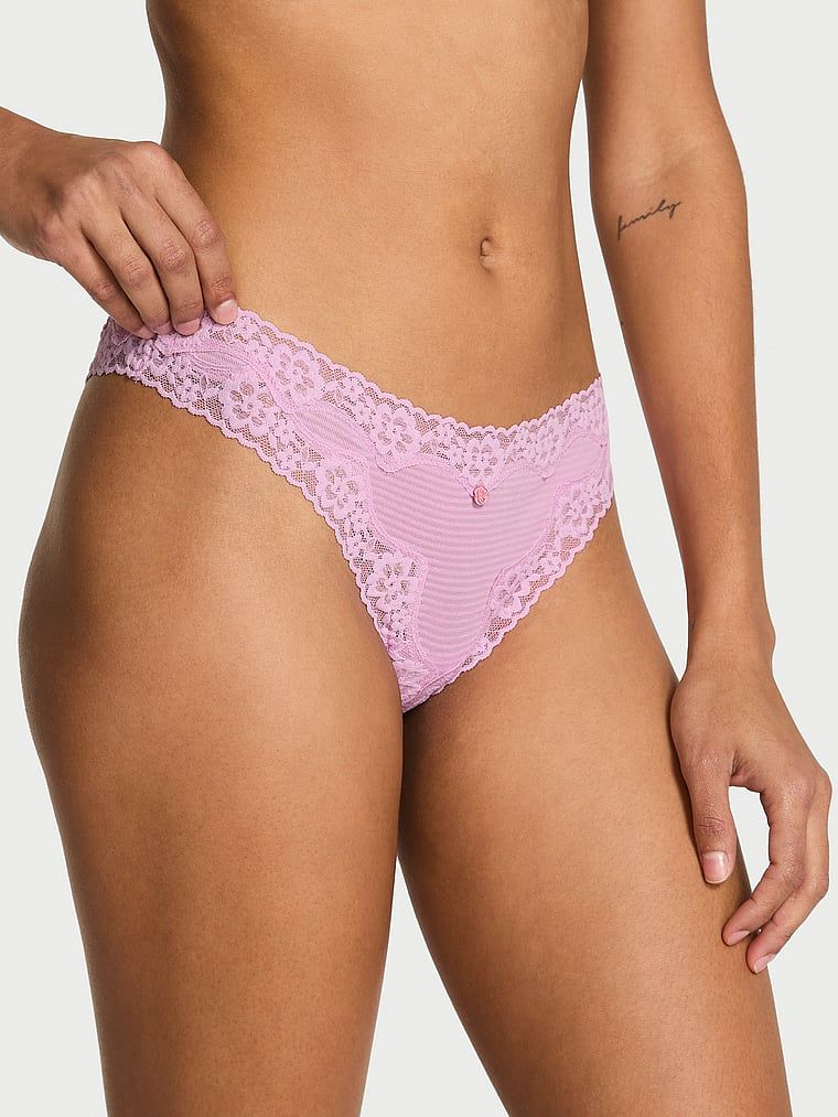 Tanga din bumbac cu dungi cu dantelă pe margini. Produsul este de culoare violet și provine din colecția Lace Trim.