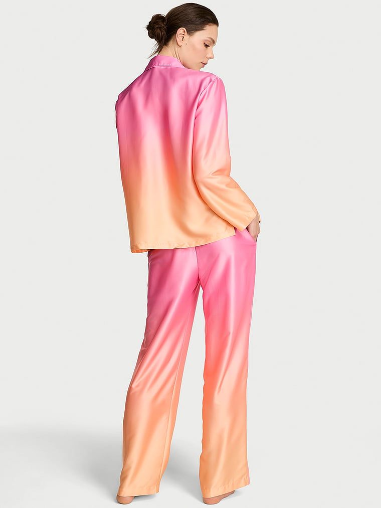 Pijamale din satin semnătură cu mâneci lungi. Produsul este modelat și provine din colecția Victoria's Secret.
