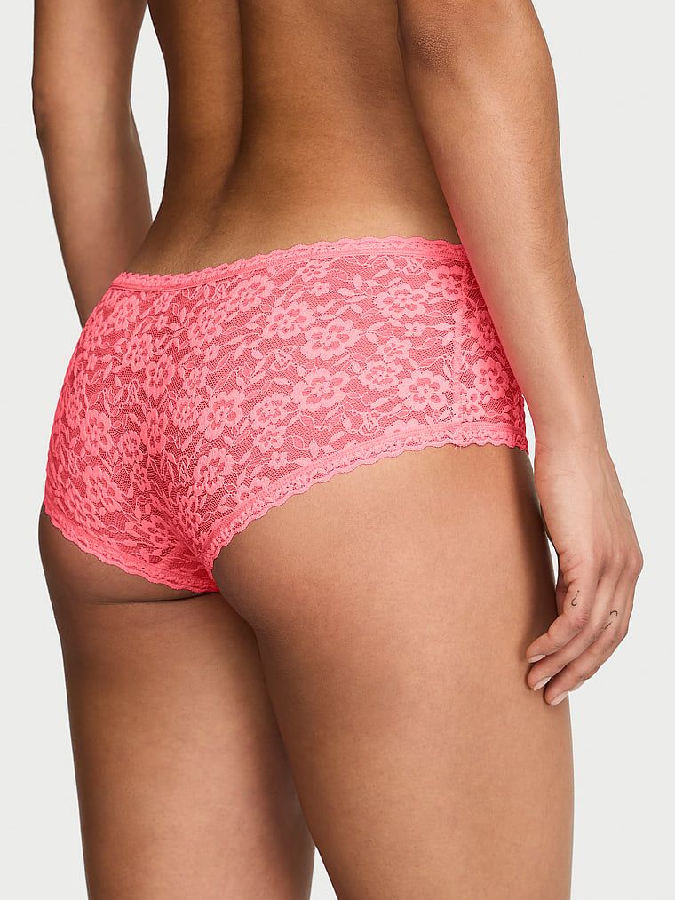 Pantaloni scurți din dantelă, pantaloni scurți cu talie joasă Boyshort. Produsul este roz și provine din colecția Lacie.