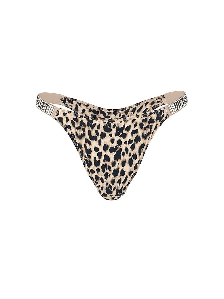 Chiloți brazilieni cu bretele strălucitoare Shine Strap brazilian. Produsul este modelat și provine din colecția Very Sexy.