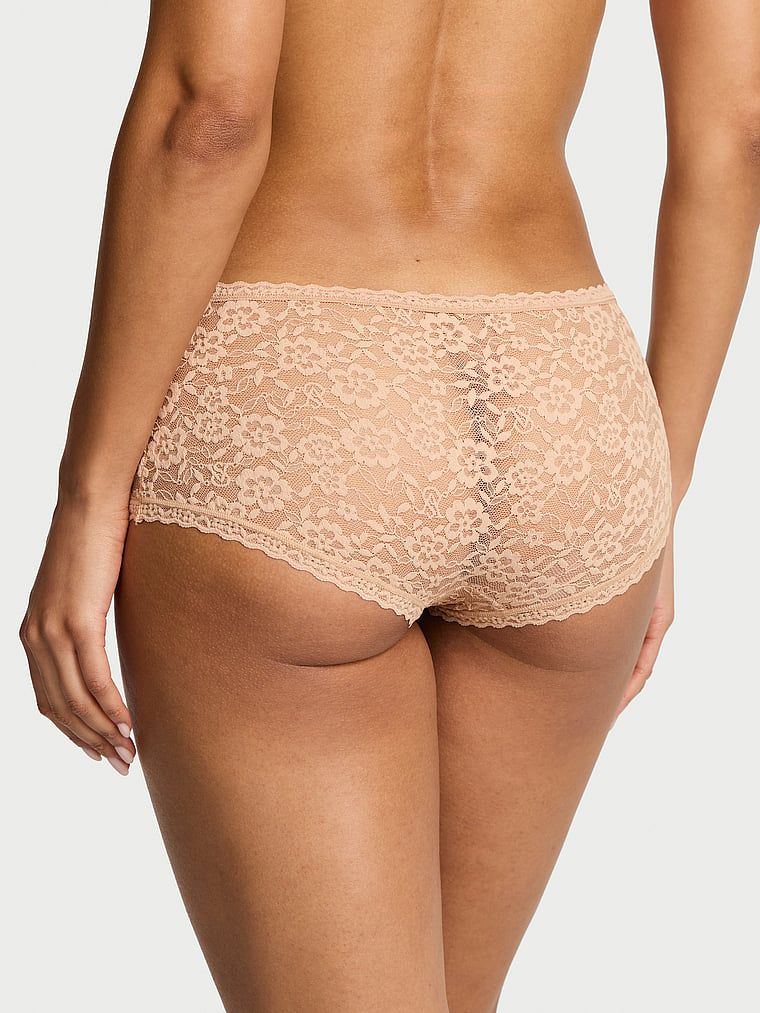 Pantaloni scurți din dantelă, pantaloni scurți cu talie joasă Boyshort. Produsul este de culoare bej și provine din colecția Lacie.