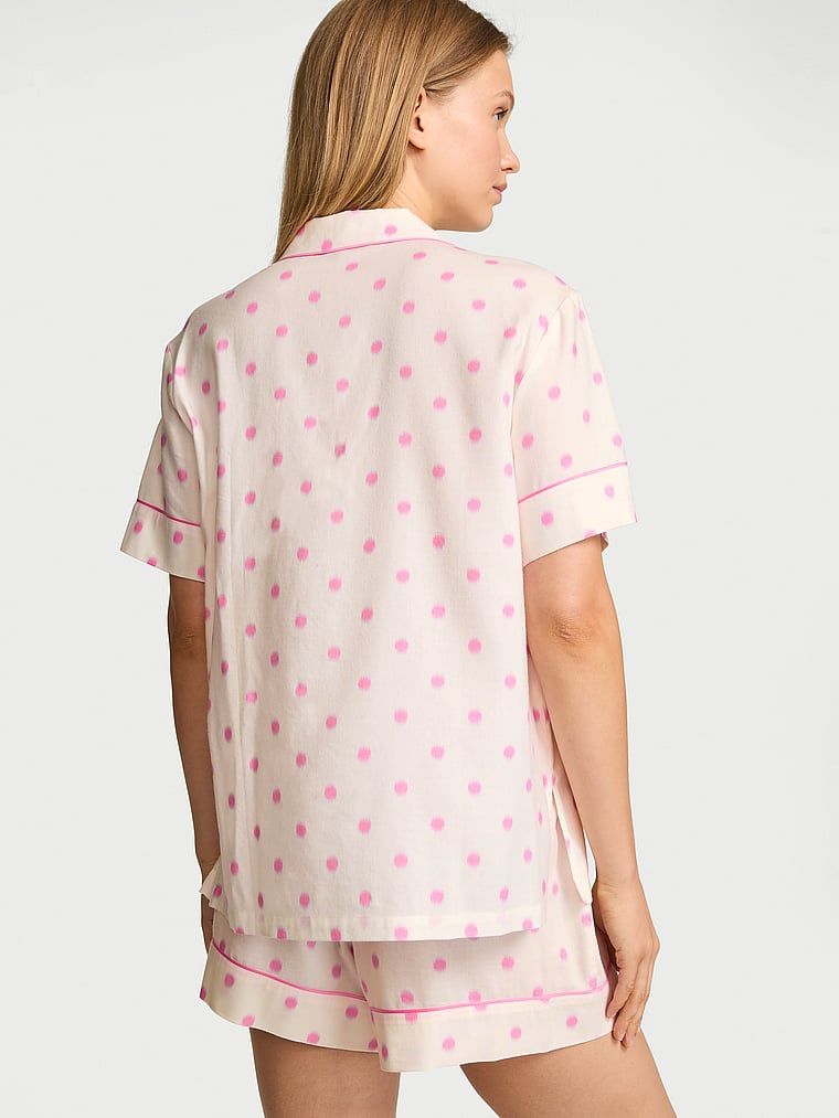 Pijamale din flanel cu pantaloni scurți. Produsul are o culoare cu model și provine din colecția Victoria's Secret.