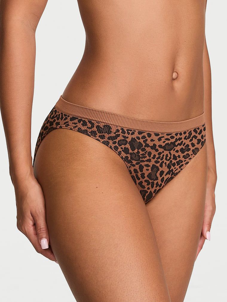 Chiloți de bikini cu coaste leoparde fără cusură. Produsul are o culoare cu model și provine din colecția Seamless (Seamless Collection).