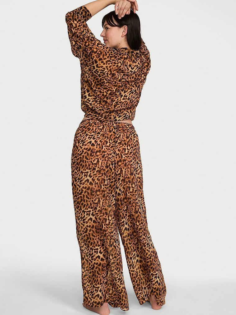 Pantaloni de șifon pentru somn. Produsul are o culoare cu model și provine din colecția Victoria's Secret.