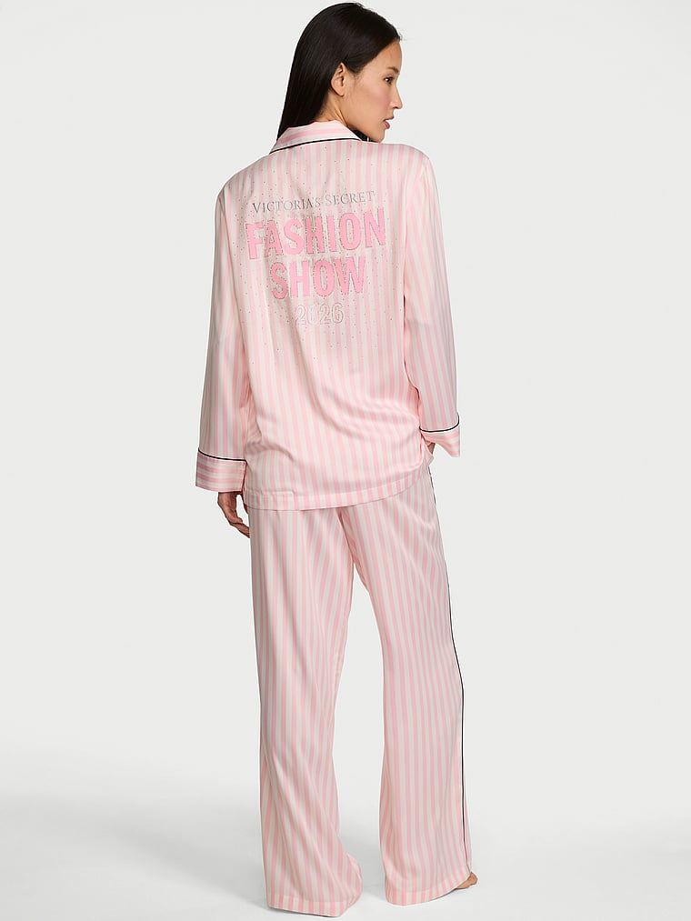 Pijamale lungi din satin Fashion Show 2026. Produsul are o culoare cu model și provine din colecția Victoria's Secret.