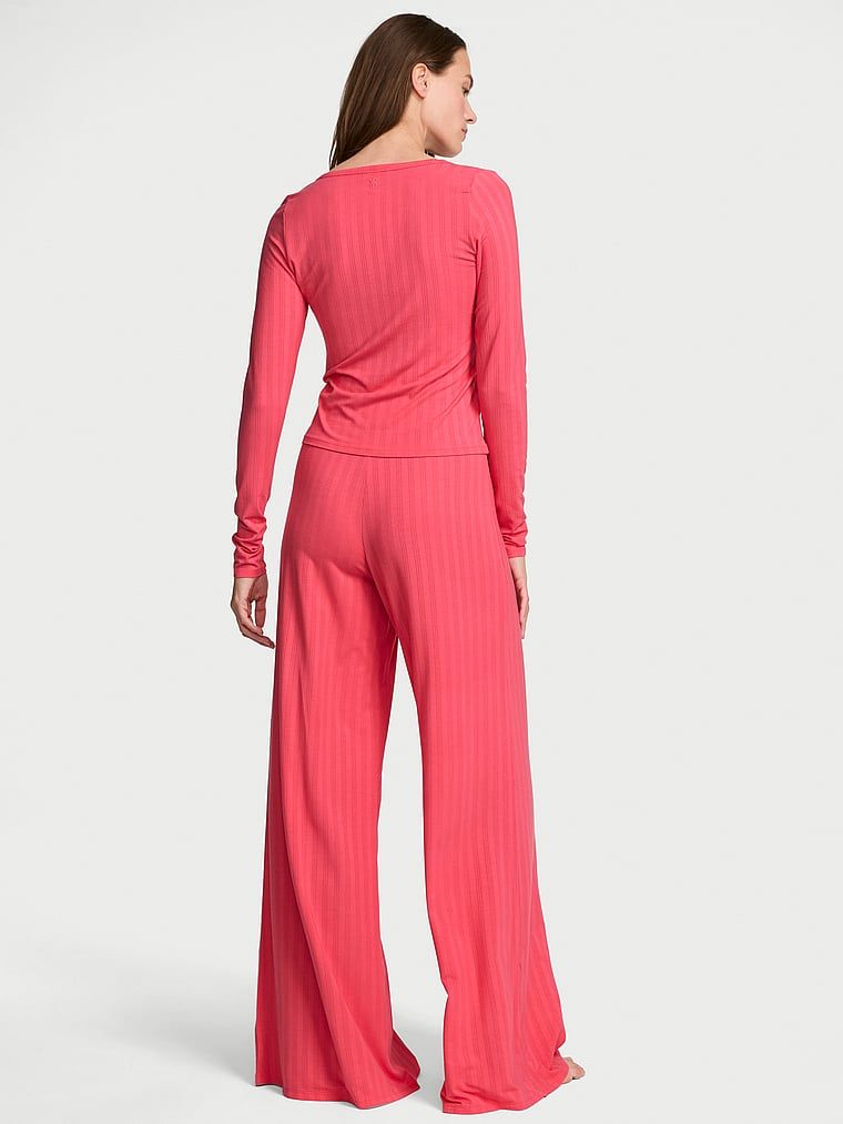 Pijamale făcute din SoSoft modal. Produsul este roșu și provine din colecția Victoria's Secret.