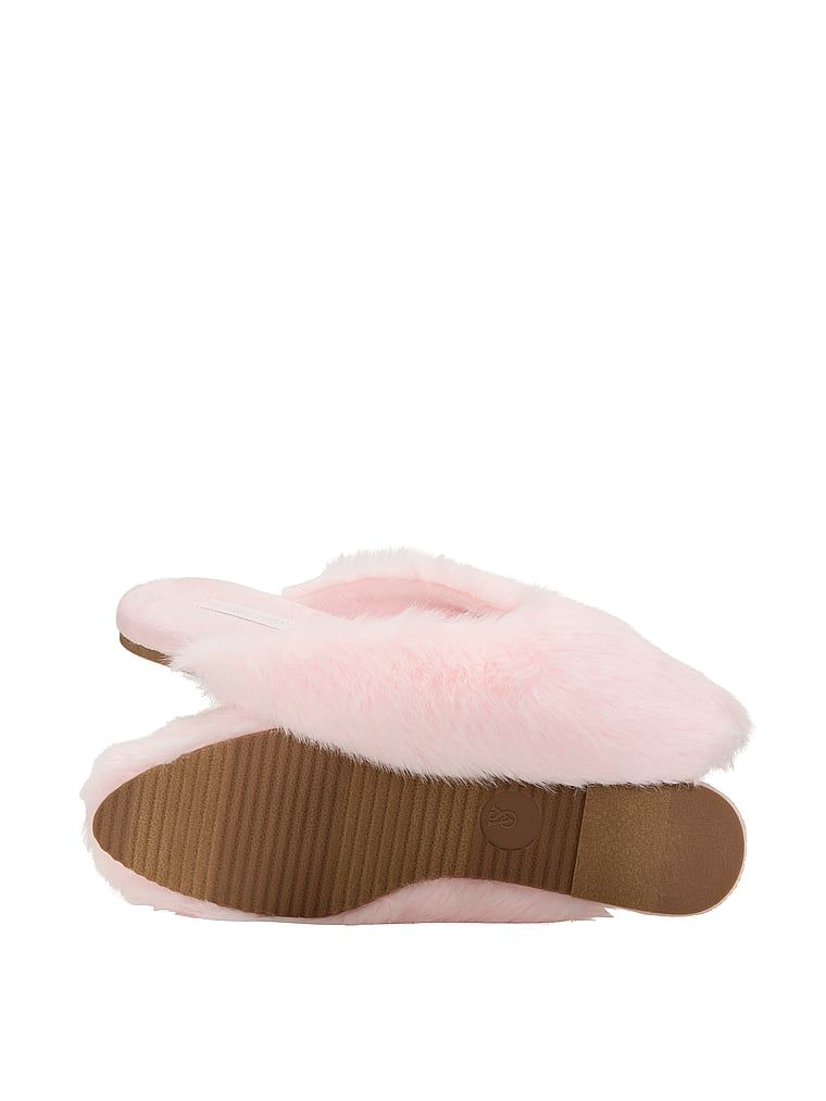 Papuci cu blană artificială. Produsul este roz și provine din colecția Victoria's Secret.