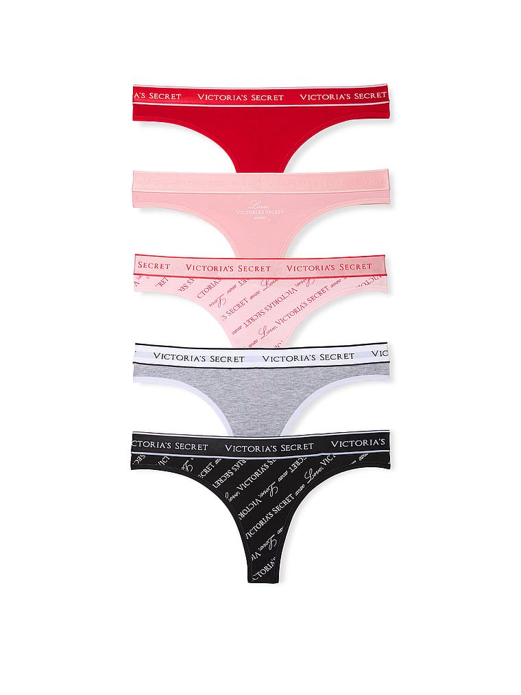 Set de tanga de bumbac cu logo - 5 piese. Produsul este modelat și provine din colecția Victoria's Secret.