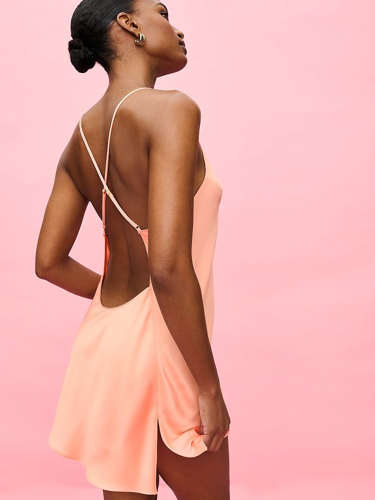 Halatul de satin scurt. Produsul este de culoare bej și provine din colecția Victoria's Secret.