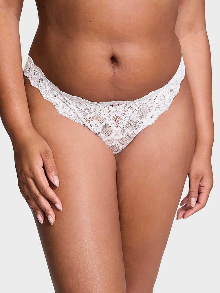 Chiloți brazilieni din dantelă. Produsul este alb și provine din colecția Dream Angels.