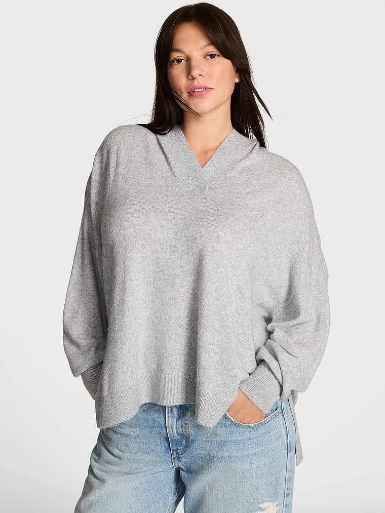 Pulover luxos tricotat cu glugă. Produsul este de culoare gri și provine din colecția Victoria's Secret.