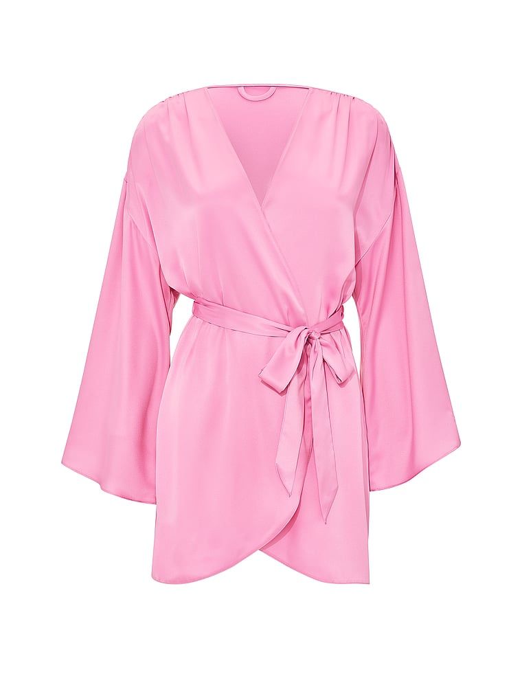 Halatul de satin scurt. Produsul este roz și provine din colecția Victoria's Secret.