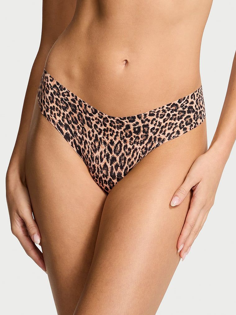 Tanga fără sudură fără prezentare. Produsul este modelat și provine din colecția No-Show.