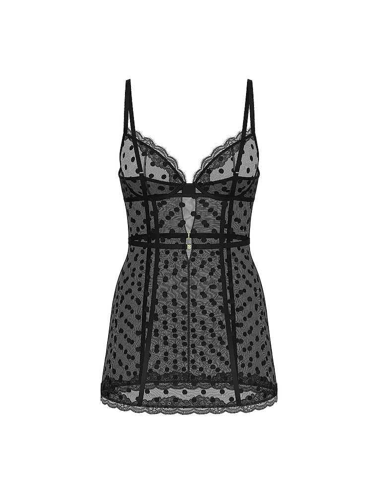 Cămașă de noapte cu plasă transparentă Tease. Produsul este modelat și provine din colecția Victoria's Secret.