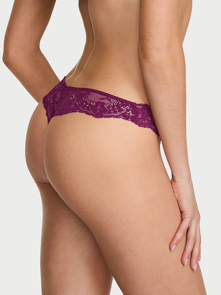 Tanga din dantelă. Produsul este de culoare mov și provine din colecția Dream Angels.