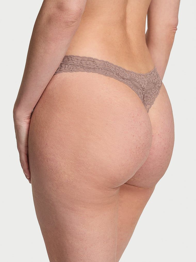 Tanga din bumbac cu dungi și dantelă pe margini. Produsul este de culoare maro și provine din colecția Lace Trim.