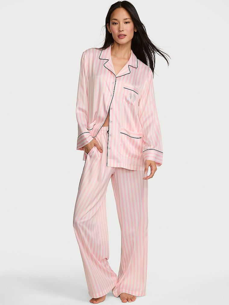 Pijamale lungi din satin Fashion Show 2026. Produsul are o culoare cu model și provine din colecția Victoria's Secret.