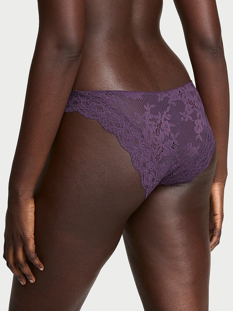Chiloți bikini din dantelă. Produsul este de culoare mov și provine din colecția Dream Angels.