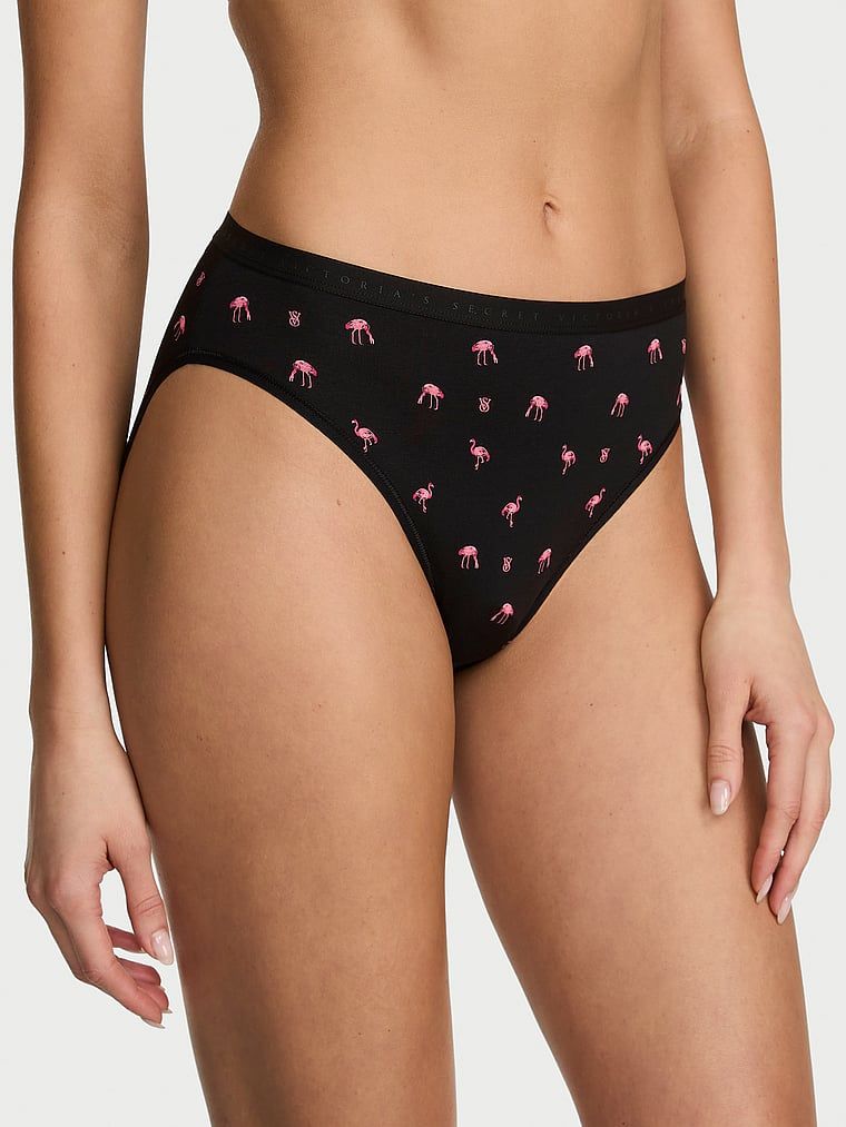 Chiloți din bumbac cu picioare înalte, pantaloni scurti cu picior înalt. Produsul este modelat și provine din colecția Victoria's Secret.