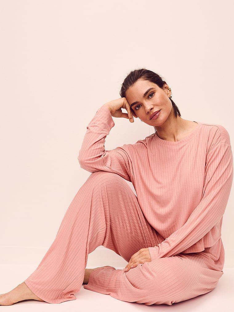 Set modal - pulover și pantaloni SoSoft Lounge. Produsul este roz și provine din colecția Victoria's Secret.