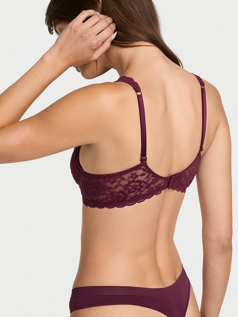 Sutien balconette din dantelă fără căptușeală. Produsul este roz și provine din colecția Victoria's Secret.