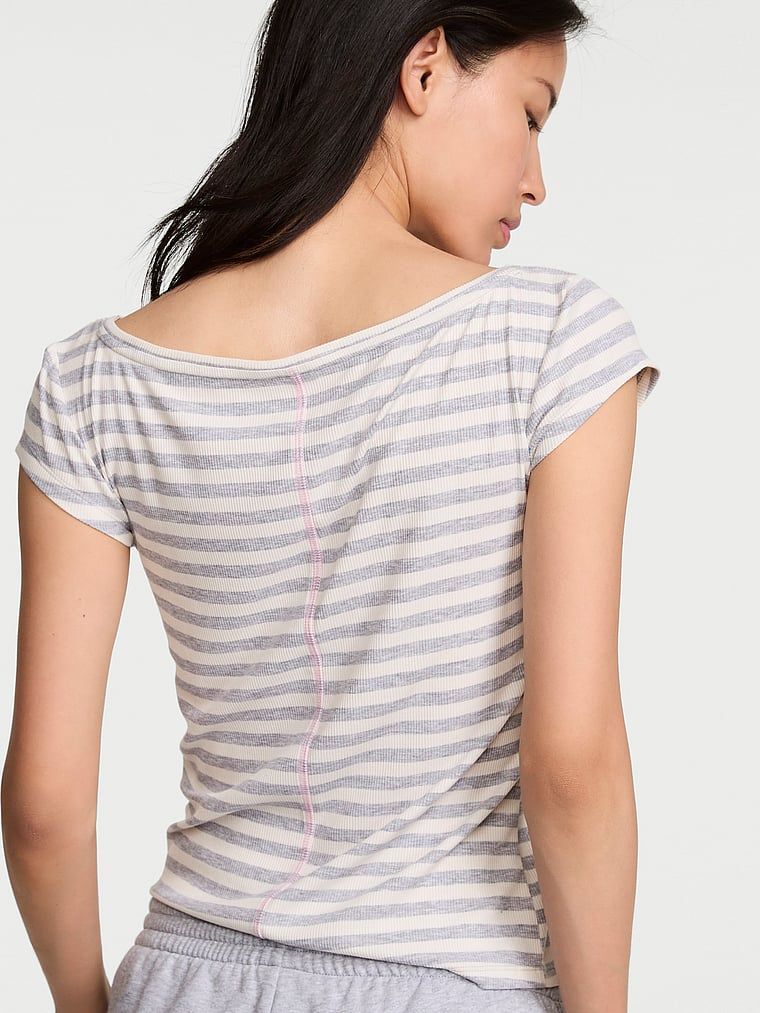 Tricou Modal cu decolteu de barcă VS iconic cu guler bărbat cu coaste. Produsul este modelat și provine din colecția Angel Essentials.