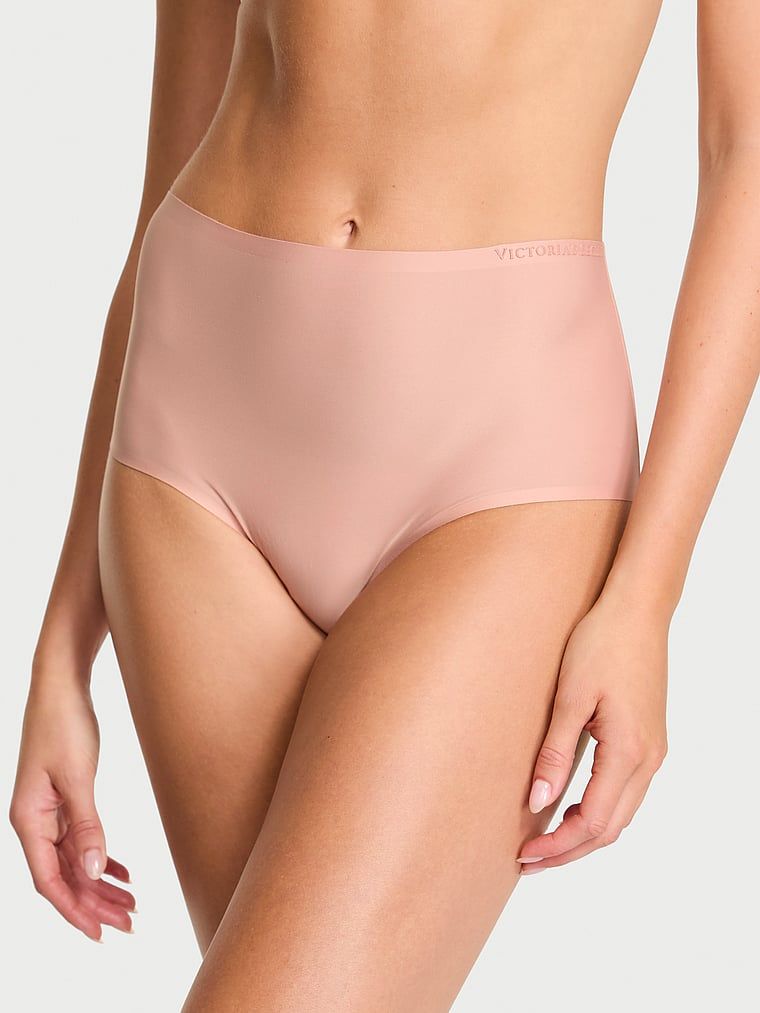 Chiloți flexibili din microfibră. Produsul este bej și provine din colecția Body by Victoria.