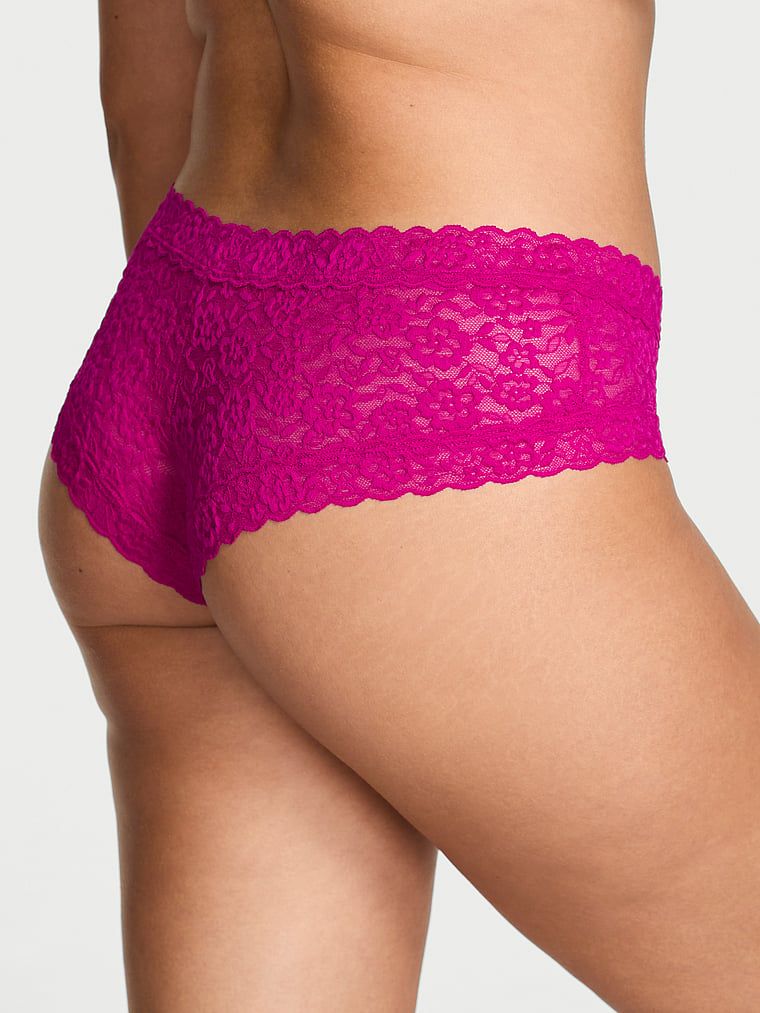 Chiloți din dantelă obraznici. Produsul este de culoare violet și provine din colecția Lacie.