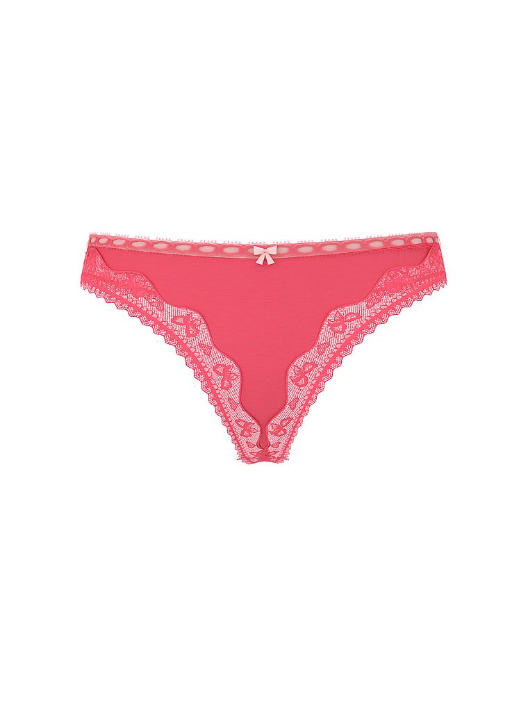 Tanga de bumbac cu margini de dantelă cu fundă. Produsul este roz și provine din colecția Lace Trim.
