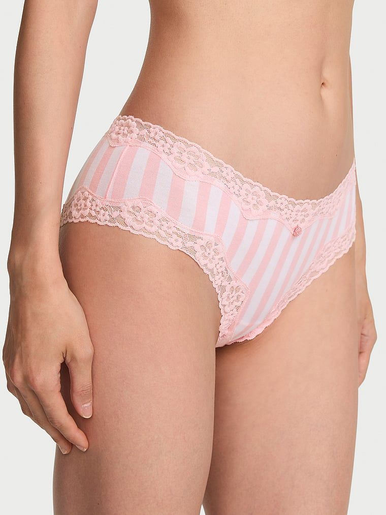 Chiloți de bumbac cu dantelă pe margini, dantelă-talie obraznică. Produsul este modelat și provine din colecția Lace Trim.