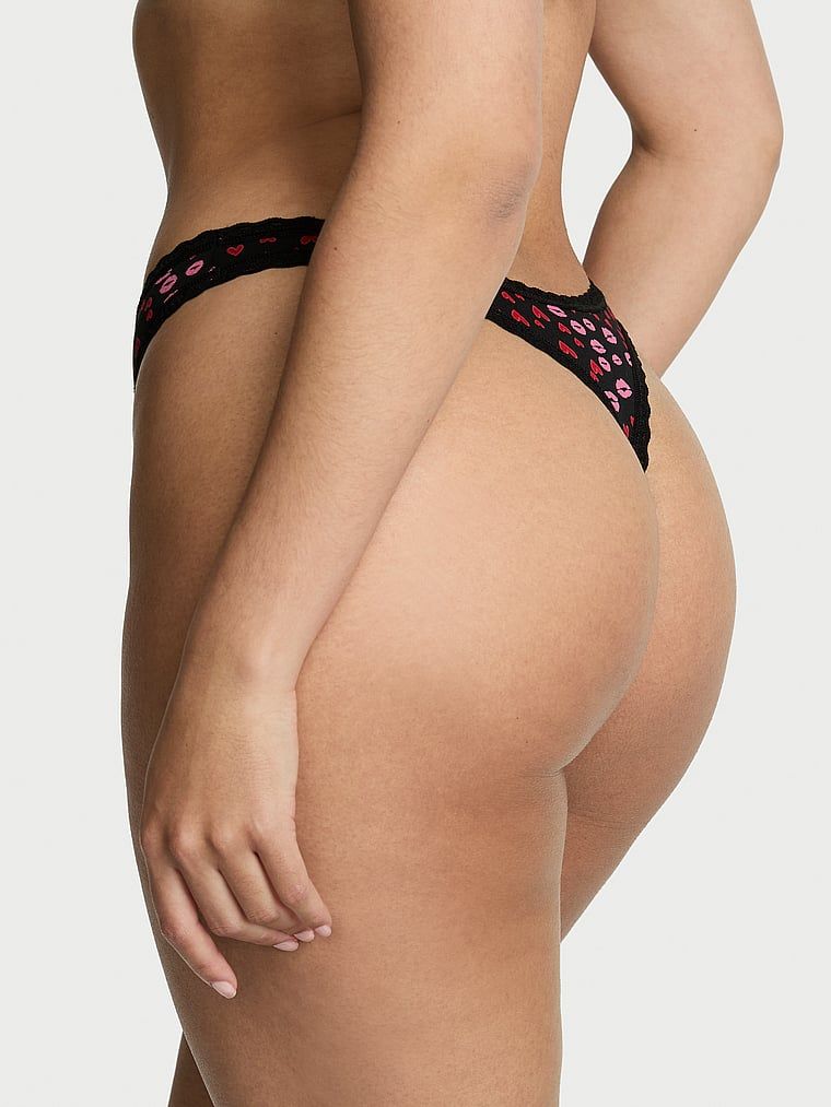 Tanga de bumbac cu dantelă pe margini: talie din dantelă. Produsul este modelat și provine din colecția Lace Trim.