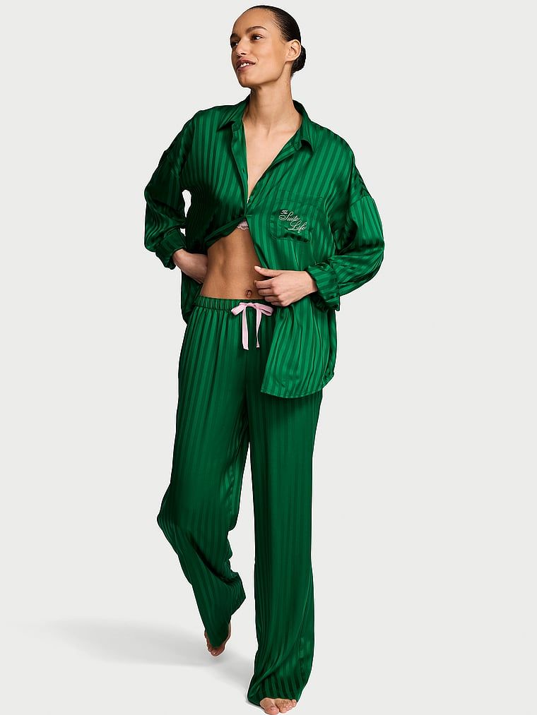 Pijamale de satin supradimensionate cu mâneci lungi, semnătură. Produsul este de culoare verde și provine din colecția Victoria's Secret.