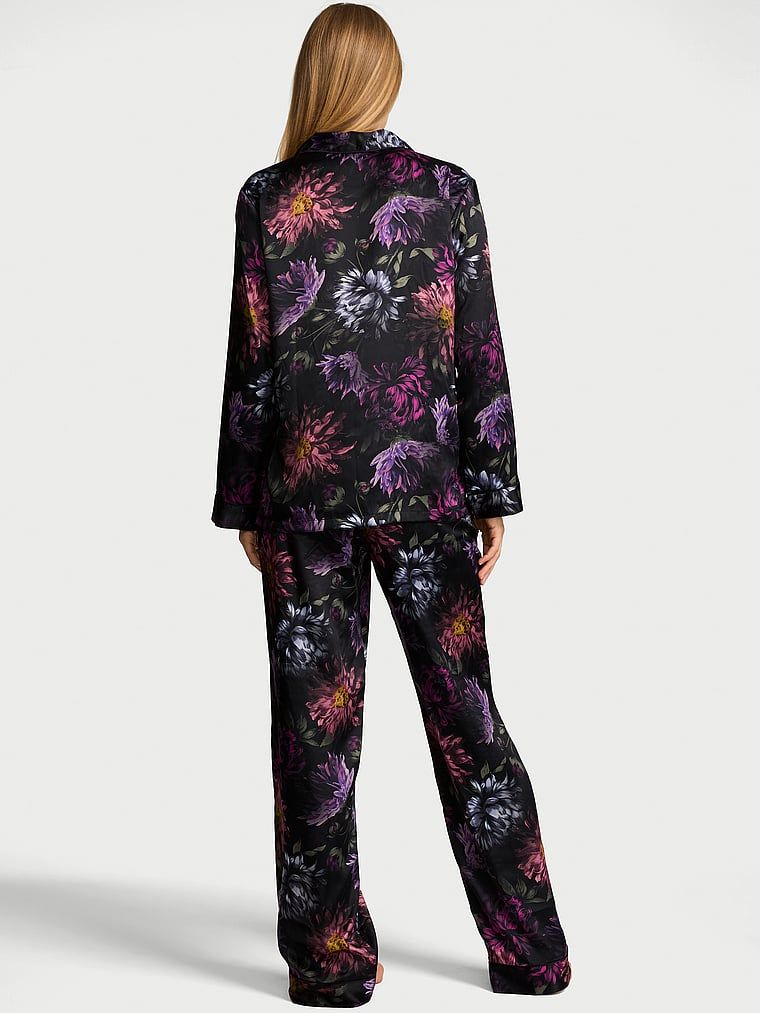 Pijamale semnătură din satin cu mâneci lungi. Produsul este floral și provine din colecția Victoria's Secret.