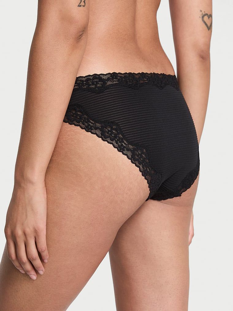 Chiloți din bumbac cu dungi cu dantelă pe marginile bikinilor. Produsul este negru și provine din colecția Lacie.