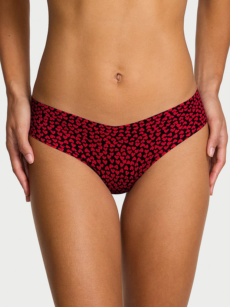 Tanga fără cusură. Produsul este modelat și provine din colecția No-Show.