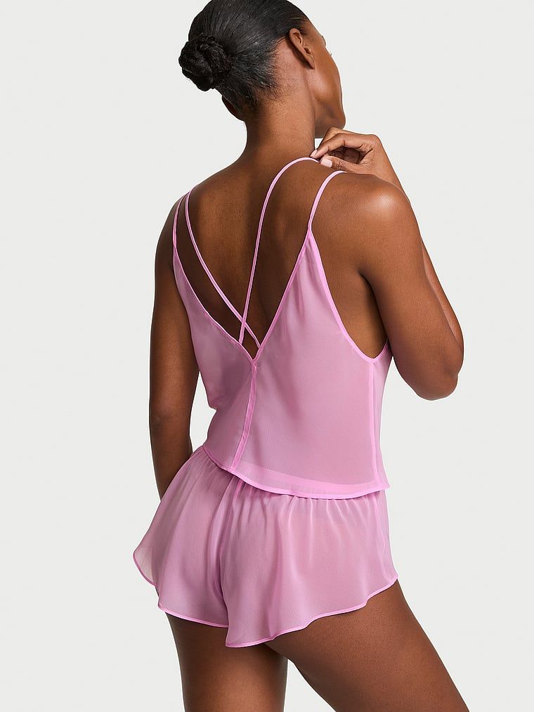 Pantaloni scurți de șiffon pentru somn. Produsul este roz și provine din colecția Victoria's Secret.