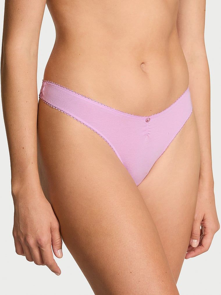 Tanga de bumbac cu plasă la spate, dantelă de inimă. Produsul este de culoare mov și provine din colecția Victoria's Secret.