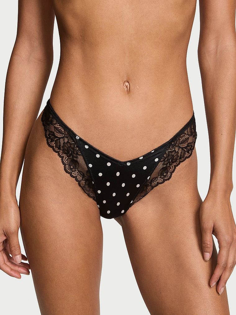 Tanga cu dantelă și picioare înalte, picior înalt cu margine din dantelă. Produsul este modelat și provine din colecția Very Sexy.