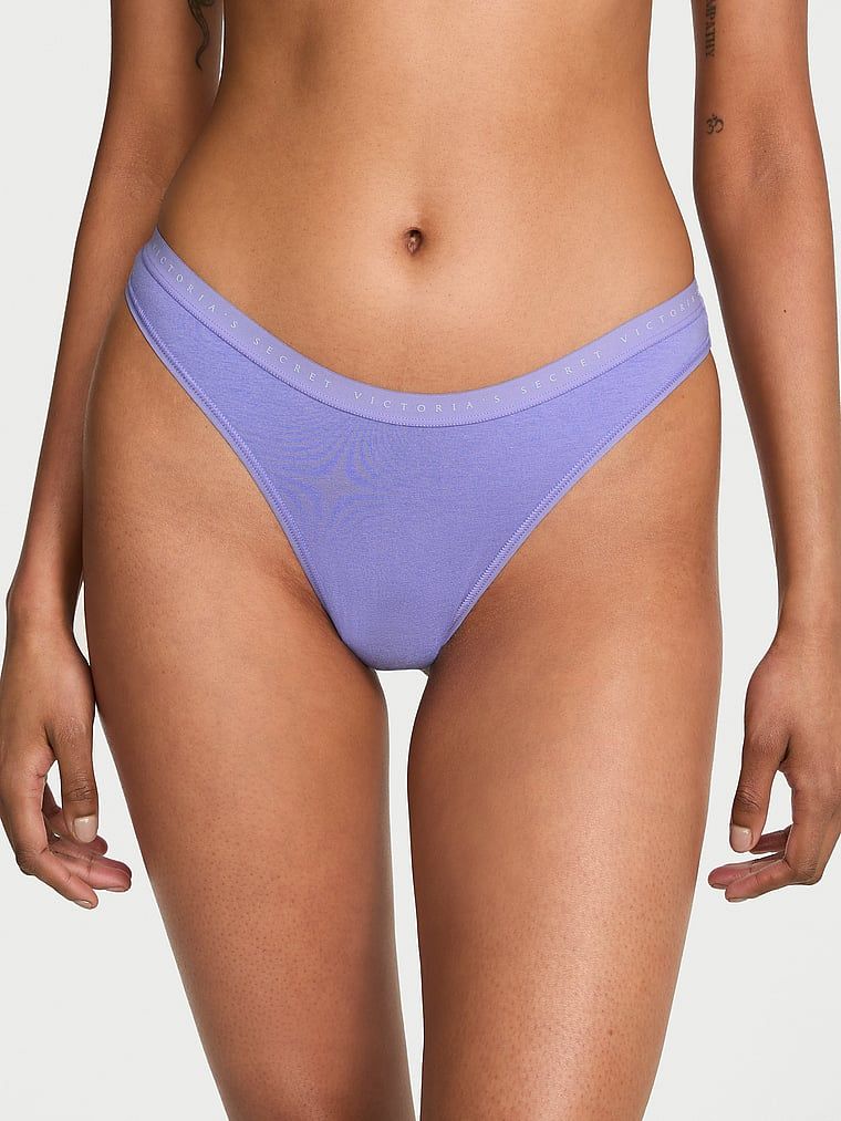 Tanga de bumbac cu picior înalt. Produsul este albastru și provine din colecția Victoria's Secret.