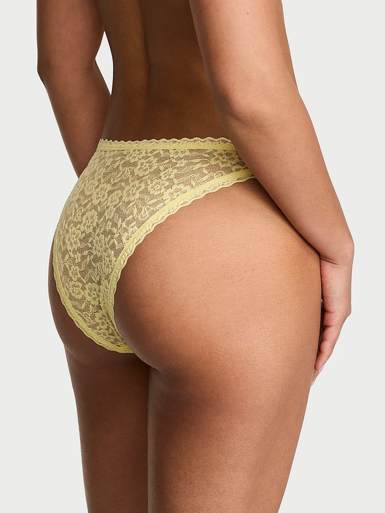 Chiloți din dantelă, dantelă anii '90. Produsul este galben și provine din colecția Lacie.