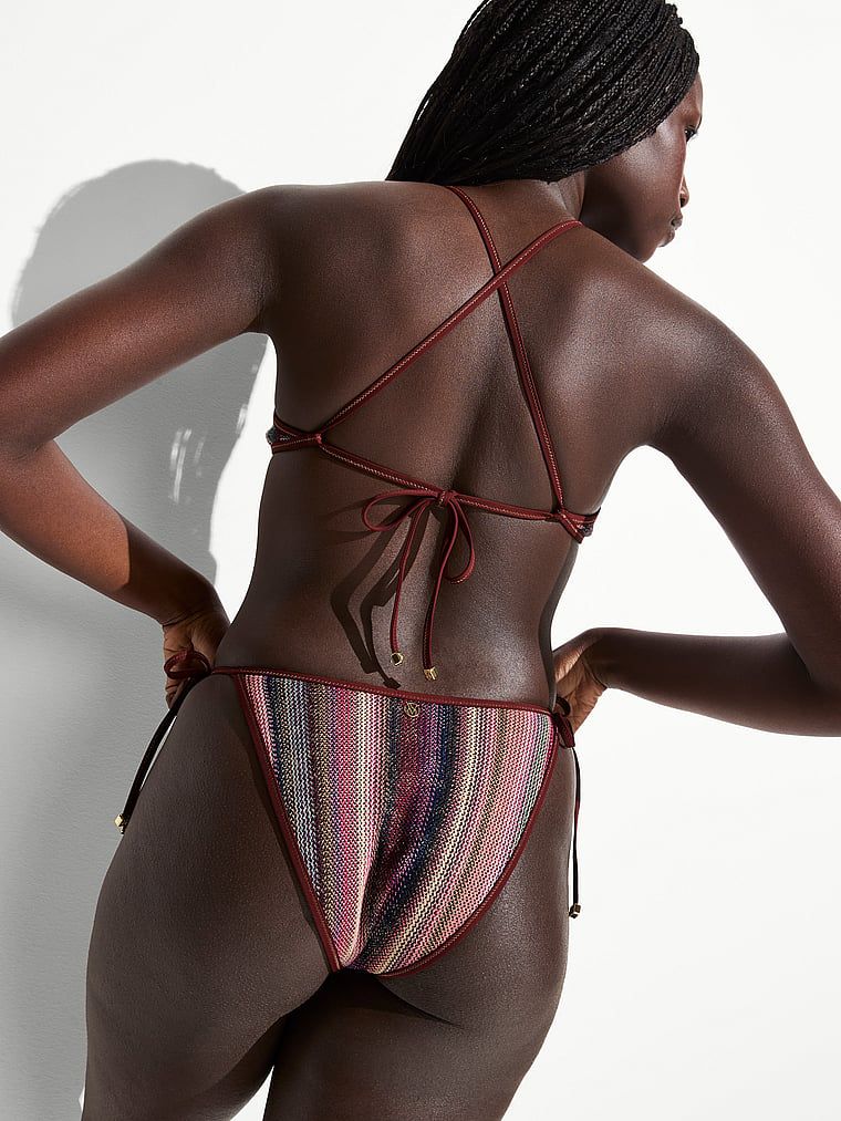 Topul de bikini Shimmer Stripe Triangle. Produsul este modelat și provine din colecția Victoria's Secret Swim.