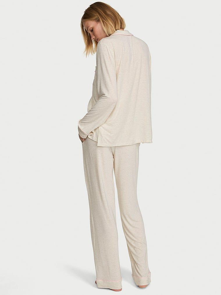 Pijamale făcute din SoSoft modal. Produsul este de culoare bej și provine din colecția Victoria's Secret.