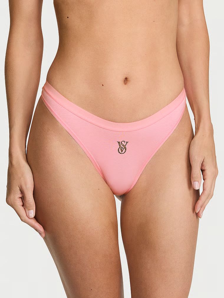 Tanga de bumbac cu picior înalt. Produsul este roz și provine din colecția Victoria's Secret.