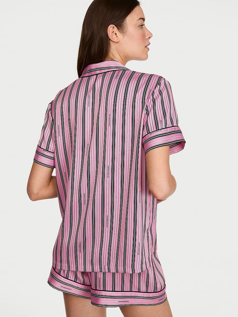 Pijamale de satin cu pantaloni scurți semnătură. Produsul are o culoare cu model și provine din colecția Victoria's Secret.