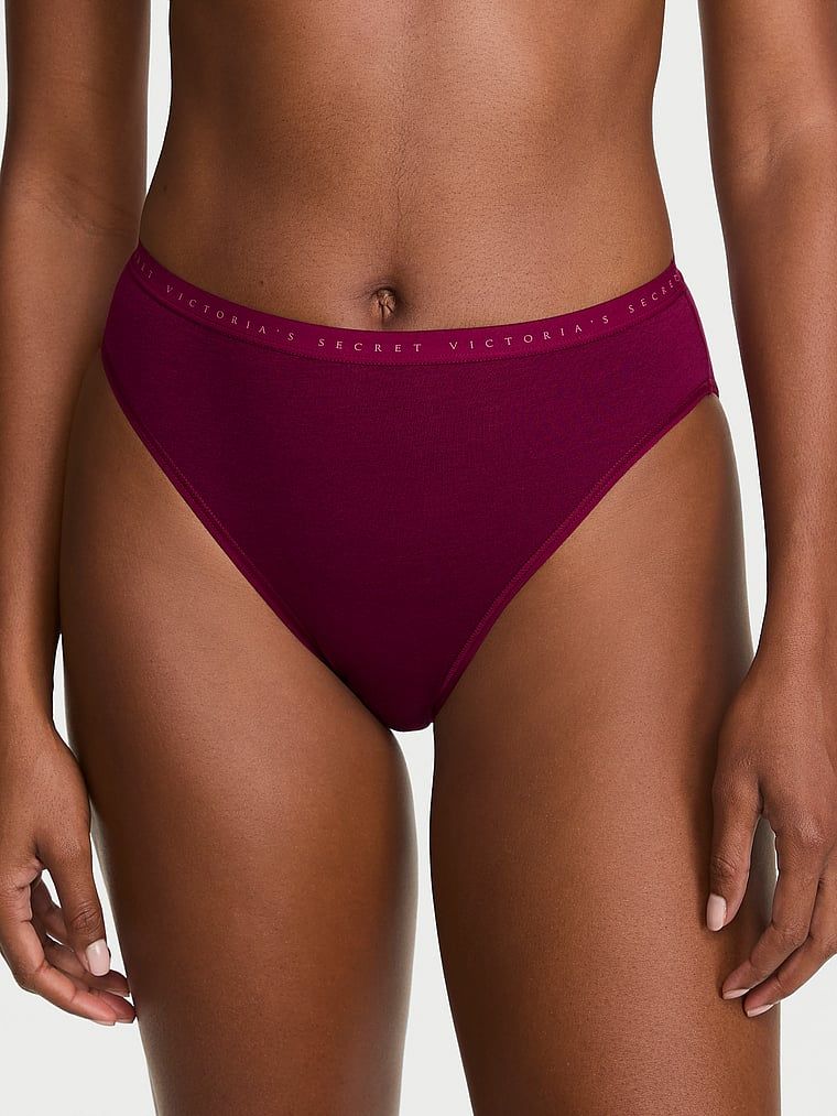 Chiloți din bumbac cu picioare înalte, pantaloni scurti cu picior înalt. Produsul este roz și provine din colecția Victoria's Secret.