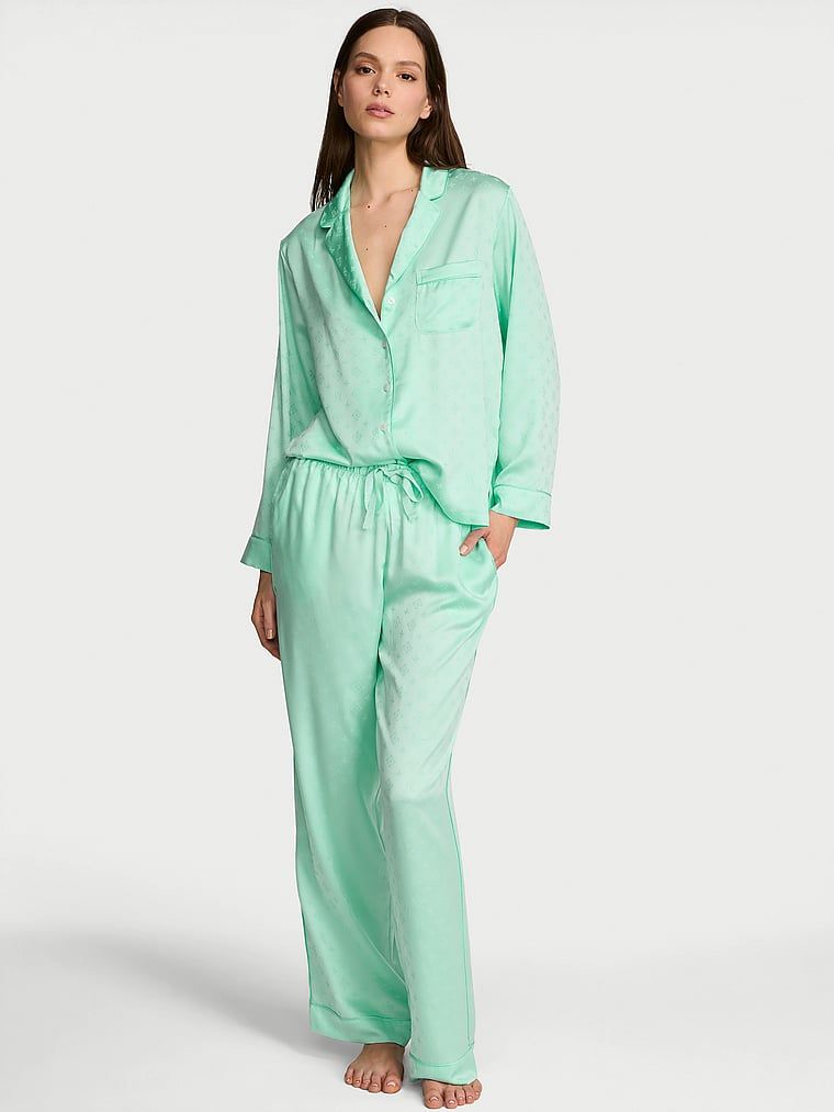 Pijamale din satin semnătură cu mâneci lungi. Produsul este de culoare verde și provine din colecția Victoria's Secret.