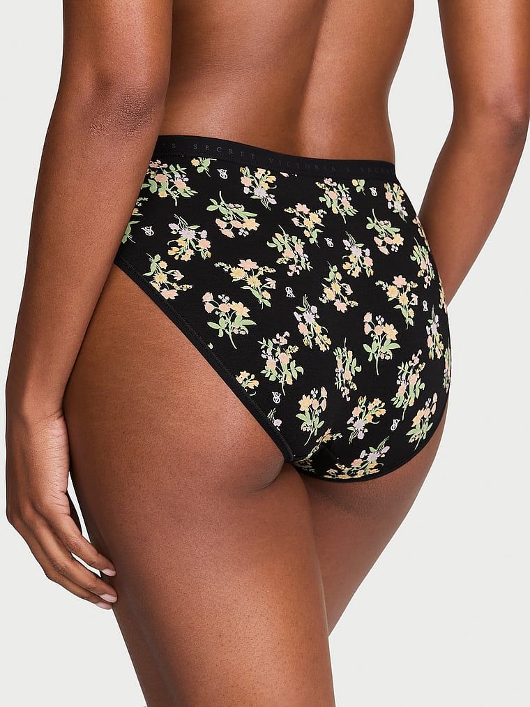 Chiloți din bumbac cu picioare înalte, pantaloni scurti cu picior înalt. Produsul are un model floral și provine din colecția Victoria's Secret.