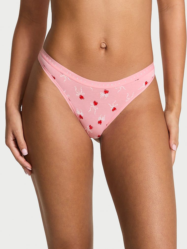 Tanga de bumbac cu picior înalt. Produsul este modelat și provine din colecția Victoria's Secret.