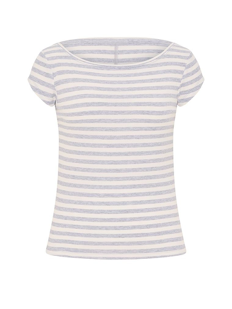 Tricou Modal cu decolteu de barcă VS iconic cu guler bărbat cu coaste. Produsul este modelat și provine din colecția Angel Essentials.